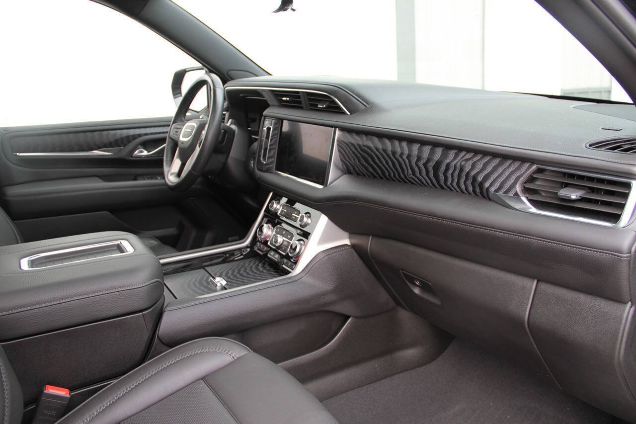 Used 2024 GMC Yukon Denali w/ Advanced Technology Package AWD/4WD image 13