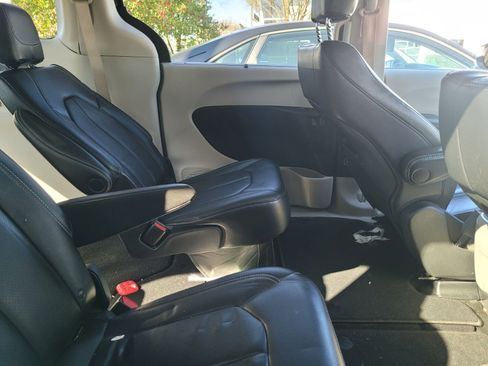 Used 2022 Chrysler Pacifica Touring-L image 7