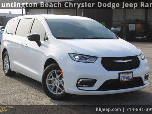 Used 2026 Chrysler Pacifica Select image 1