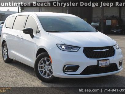 Used 2026 Chrysler Pacifica Select