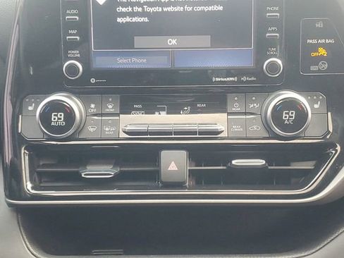 Used 2021 Toyota Highlander XLE image 32