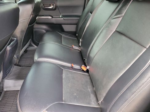 Used 2020 Toyota Tacoma TRD Sport image 11