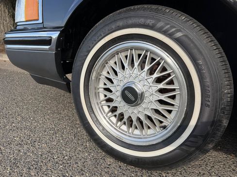 Used 1993 Lincoln Town Car Signature RWD image 16