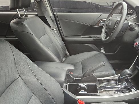 Used 2017 Honda Accord Touring image 4