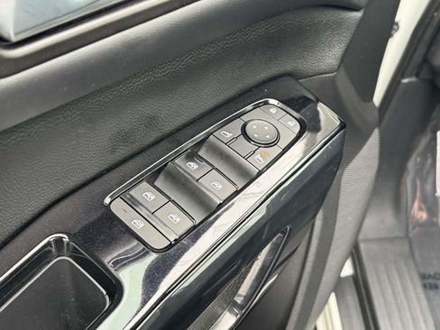 Used 2022 Nissan Pathfinder SV AWD/4WD image 30