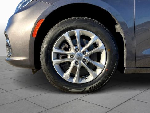 Used 2021 Chrysler Pacifica Touring image 10