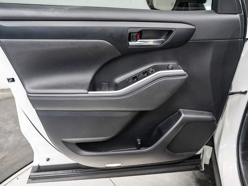 Used 2023 Toyota Highlander XLE FWD image 22