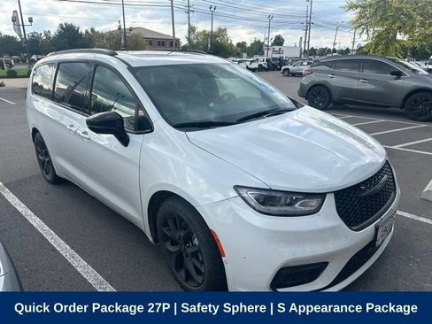 Used 2024 Chrysler Pacifica Limited w/ Uconnect Theater Family Group FWD image 3