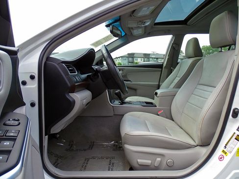 Used 2015 Toyota Camry XLE w/ Moonroof Package FWD image 14