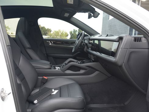 Certified 2026 Porsche Cayenne GTS AWD/4WD image 32