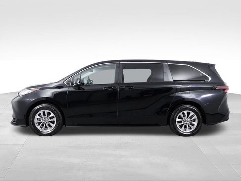 Used 2023 Toyota Sienna LE AWD/4WD image 5