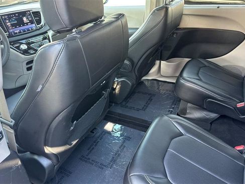 Used 2024 Chrysler Pacifica Touring-L image 12