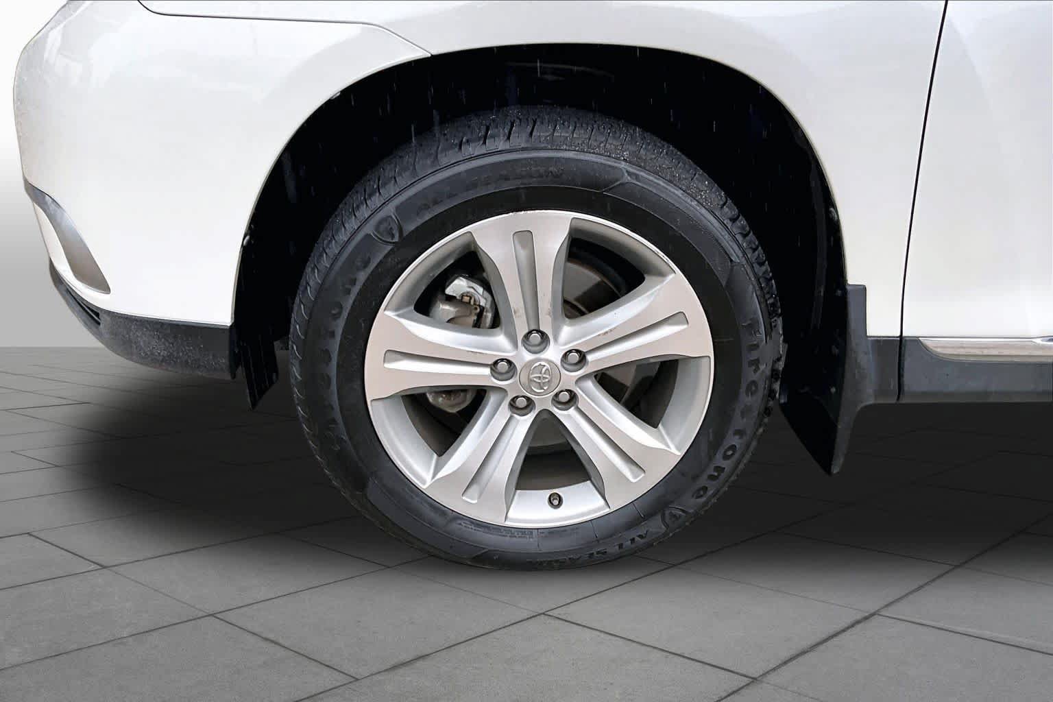 Used 2013 Toyota Highlander Limited AWD/4WD image 10