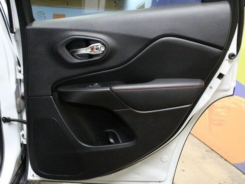 Used 2020 Jeep Cherokee Trailhawk image 13