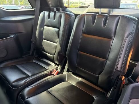 Used 2017 Ford Explorer XLT w/ Equipment Group 202A AWD/4WD image 10