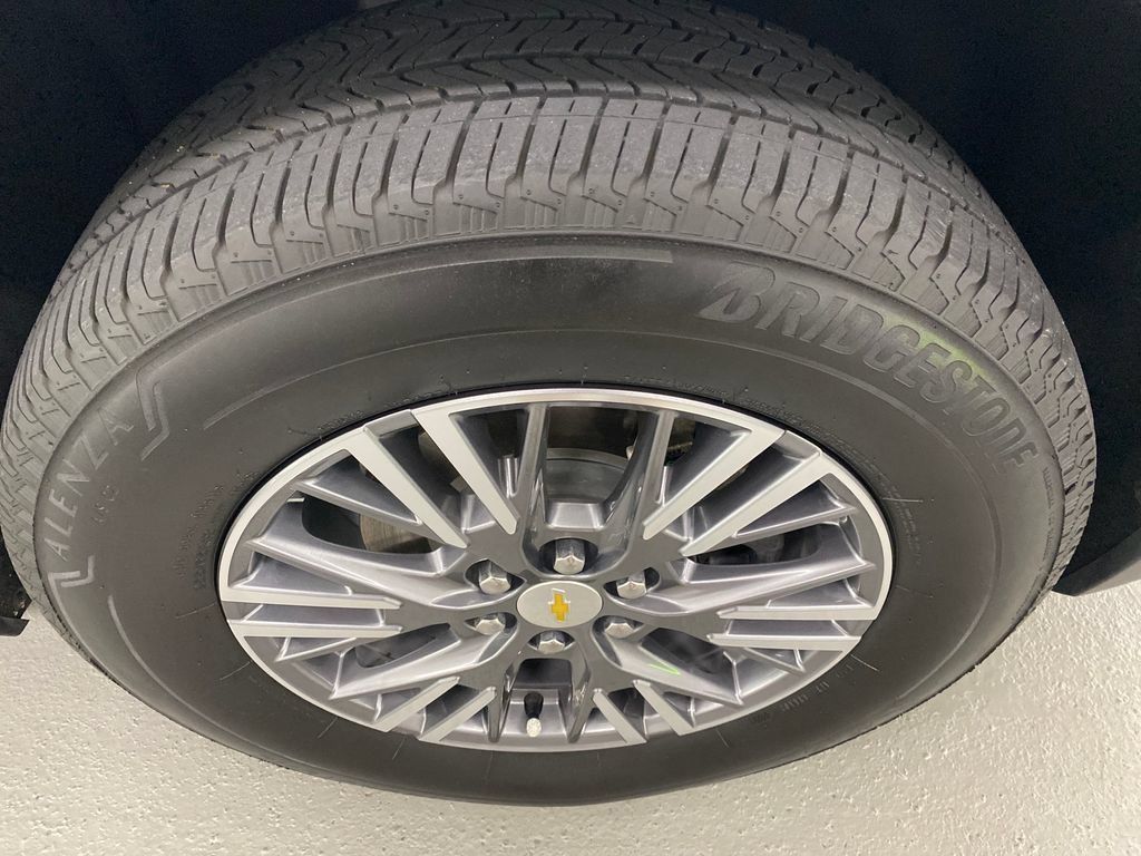 Used 2025 Chevrolet Traverse LT w/ LPO, Floor Liner Package FWD image 4