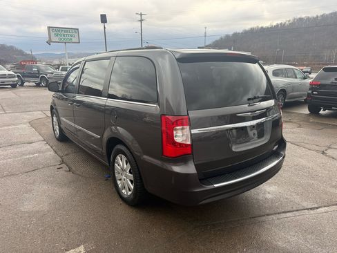 Used 2015 Chrysler Town & Country Touring image 5