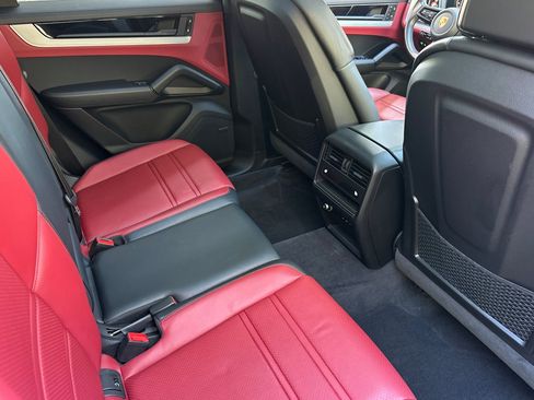 Used 2024 Porsche Cayenne AWD/4WD image 36