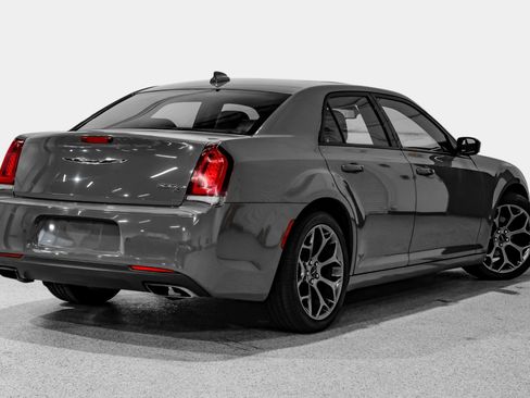 Used 2018 Chrysler 300 S w/ 300S Premium Group RWD image 6
