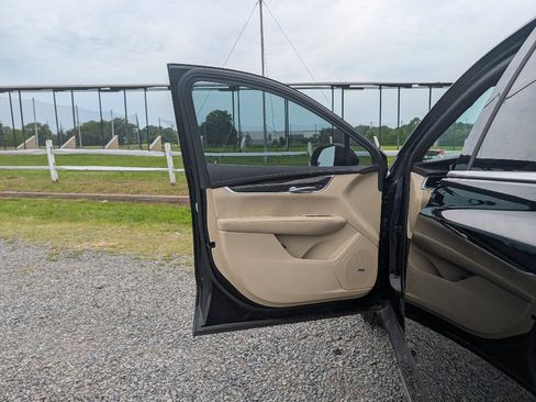 Used 2018 Cadillac XT5 AWD image 10