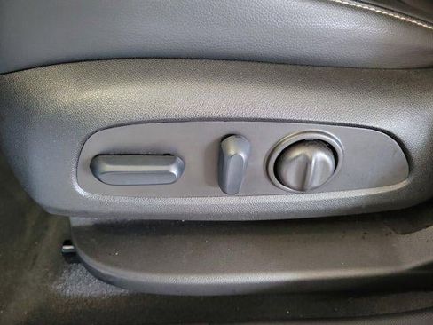 Used 2023 GMC Acadia SLT image 11