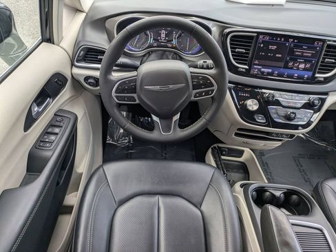 Used 2024 Chrysler Pacifica Touring-L FWD image 15