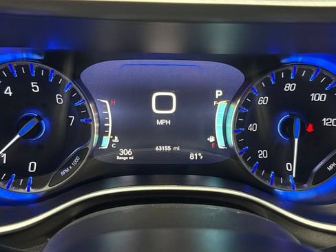 Used 2023 Chrysler Pacifica Touring-L FWD image 10