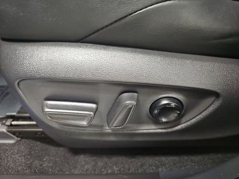 Used 2021 Toyota Venza Limited image 18