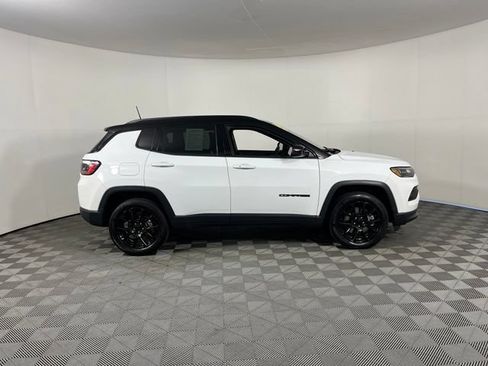 Used 2023 Jeep Compass Latitude w/ Convenience Group AWD/4WD image 8