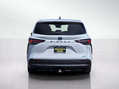Used 2024 Toyota Sienna LE FWD image 5