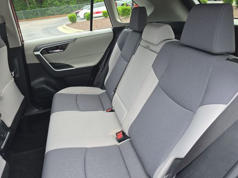 Used 2020 Toyota RAV4 XLE w/ Convenience Package FWD image 15