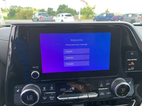 Used 2024 Toyota Highlander XLE AWD/4WD image 21