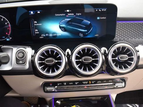 Used 2025 Mercedes-Benz GLB 250 4MATIC image 8