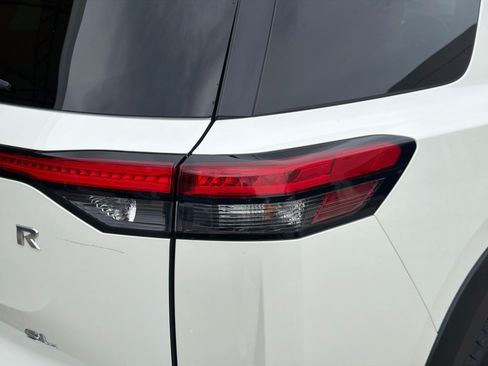 Used 2024 Nissan Pathfinder SL FWD image 28