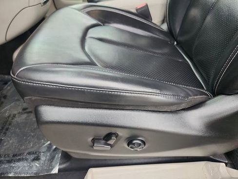 Used 2023 Chrysler Pacifica Touring-L FWD image 23