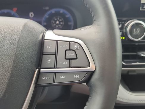 Used 2023 Toyota Highlander Limited FWD image 22