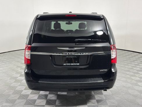 Used 2016 Chrysler Town & Country Limited FWD image 6
