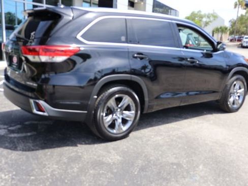 Used 2018 Toyota Highlander Limited Platinum AWD/4WD image 9