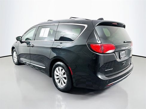 Used 2018 Chrysler Pacifica Touring-L w/ Premium Audio Group image 5