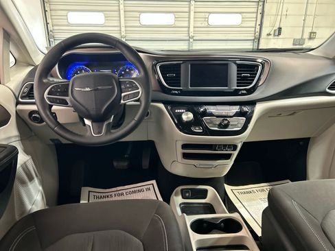 Used 2023 Chrysler Voyager LX FWD image 4