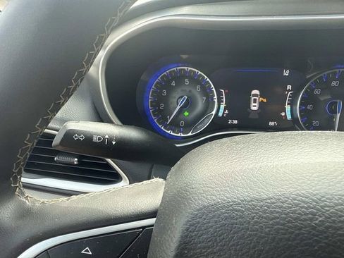 Used 2024 Chrysler Pacifica Touring-L FWD image 34