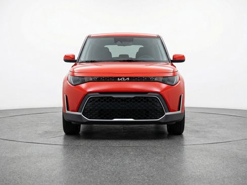 Used 2025 Kia Soul LX w/ LX Technology Package FWD image 2