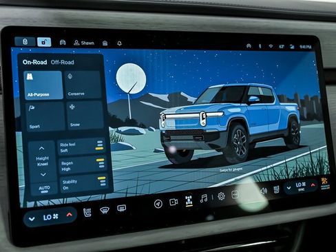 Used 2025 Rivian R1T Premium AWD/4WD image 38