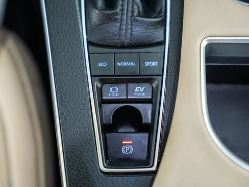 Used 2020 Toyota Avalon XLE w/ Moonroof Package image 26