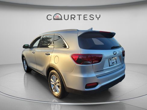 Used 2019 Kia Sorento FWD w/ LX Convenience Package image 2