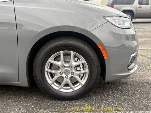 Used 2023 Chrysler Pacifica Touring-L FWD image 22