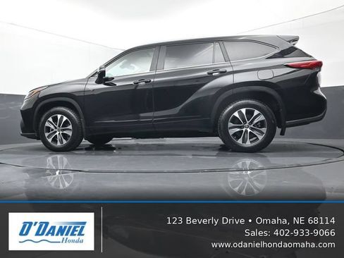 Used 2023 Toyota Highlander XLE AWD/4WD image 10