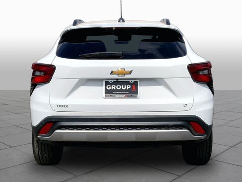 Used 2024 Chevrolet Trax LT w/ LT Convenience Package FWD image 5