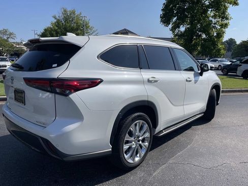 Used 2021 Toyota Highlander Limited FWD image 3