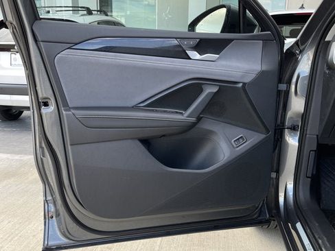 New 2025 Volkswagen Tiguan SE image 9